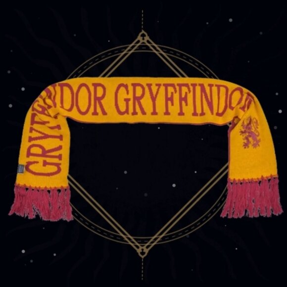 Gryffindor Embroidered Knit Scarf Making of Harry Potter Warner Bros Studio Tour - Picture 8 of 12